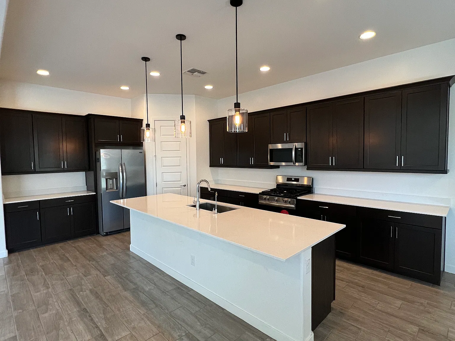 4 bed, 2649 sqft, $2,600 — Photo 3