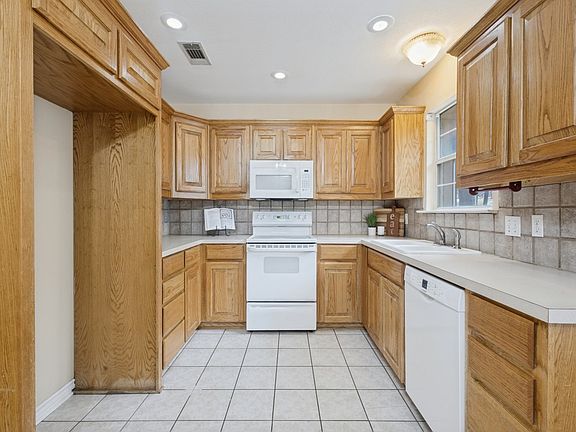 5th image of 454 E Fulton St