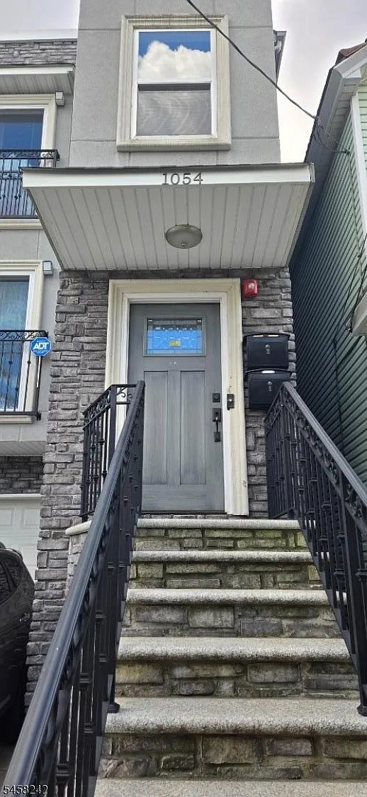 2 bed, 1.0 bath, $2,800 — Photo 3