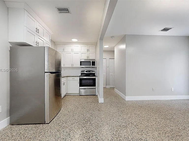 101 W 11th St #4 — Photo 10