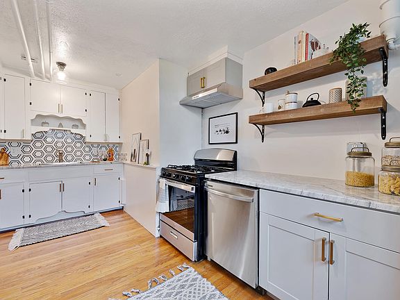 Large eat in Kitchen with dishwasher