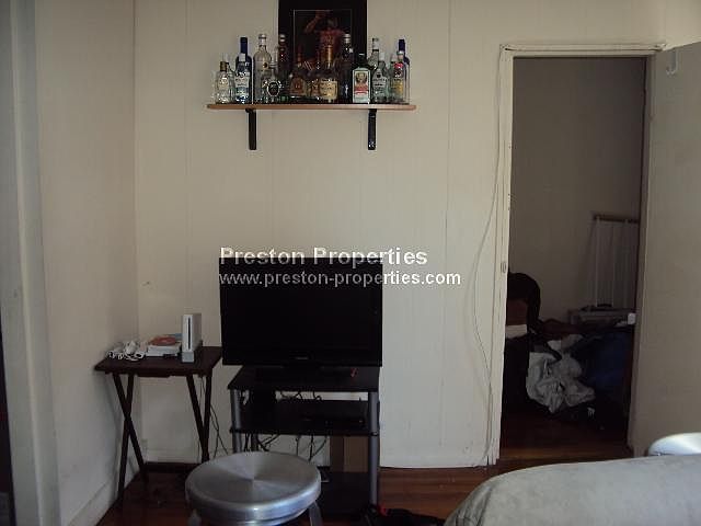 2nd image of 8 Charter St