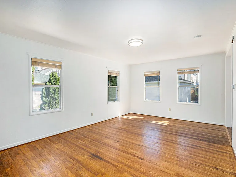 1542 Bay St. - 2 bedroom | 1 bath | Large backyard — Photo 5