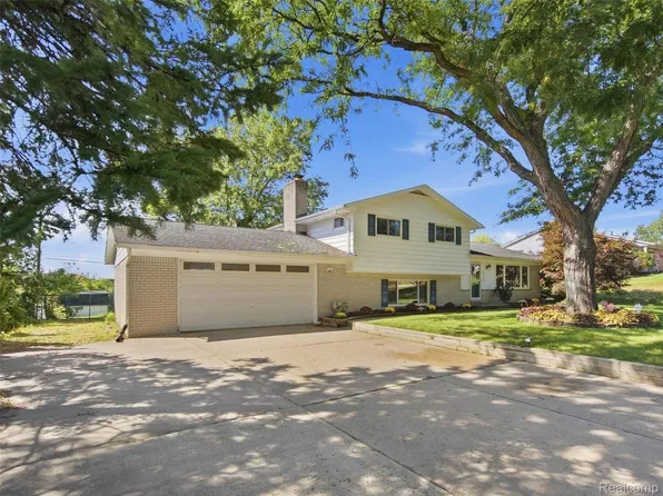 3642 Hi Lure Dr, Lake Orion, MI 48360
