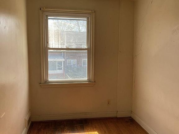 5th image of 815 Saint Dunstans Rd