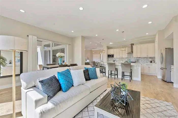 5 bed, 5.5 bath, 4000 sqft, $7,965 — Photo 2