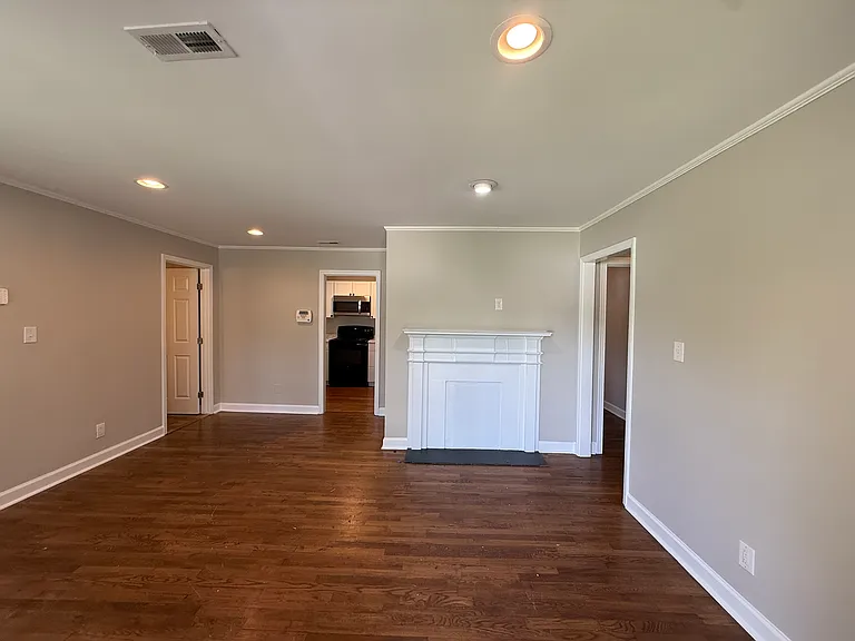 130 Seldon Dr — Photo 2