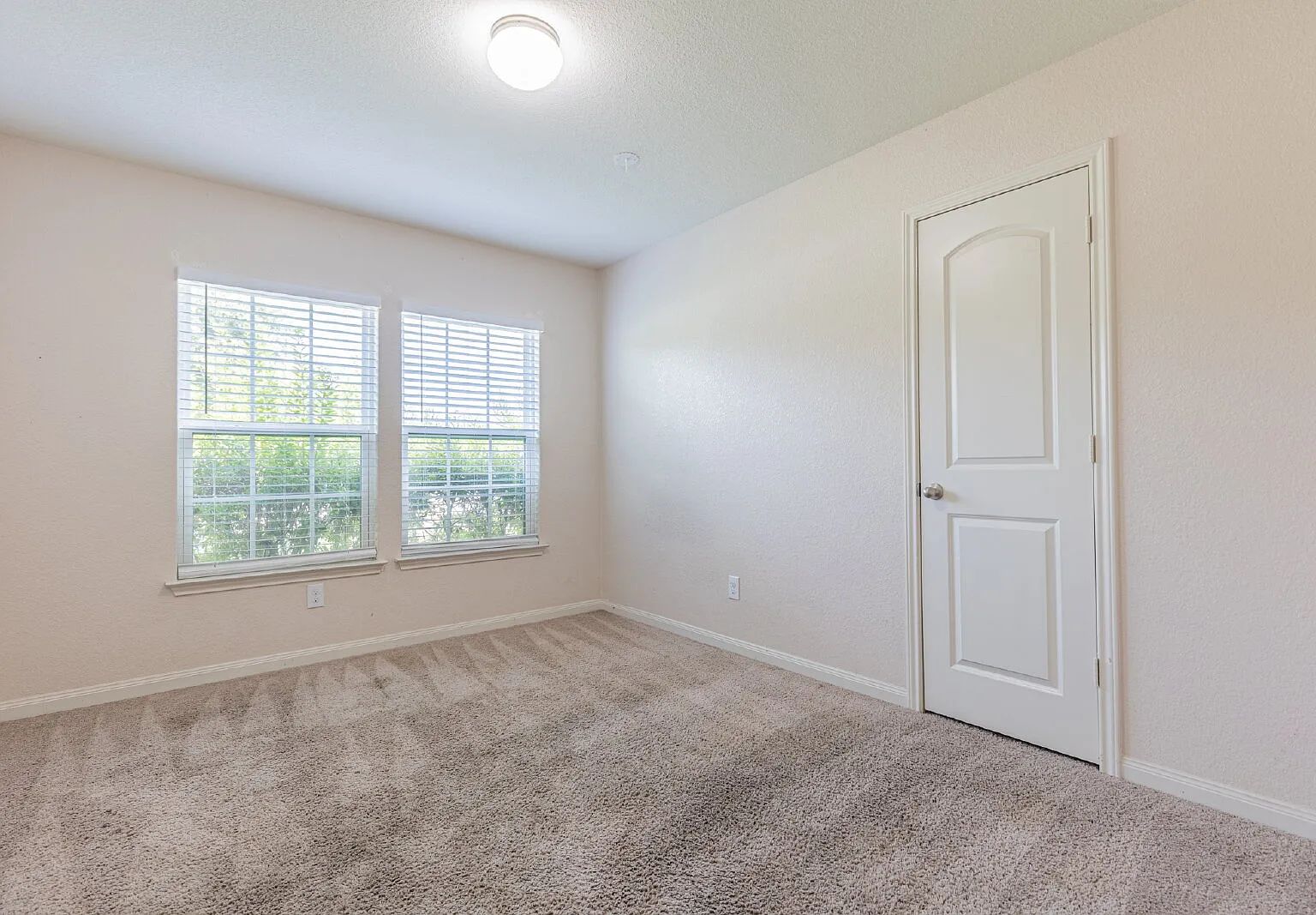 4 bed, 2.0 bath, 2000 sqft, $2,200 — Photo 4