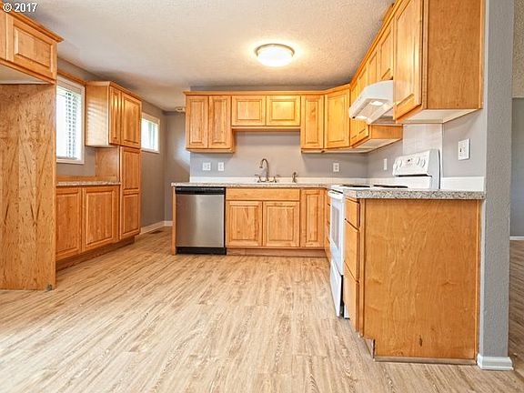 5th image of 208 SE 104th Ave