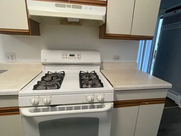2202 Lewis Ave APT 201, Zion, IL 60099