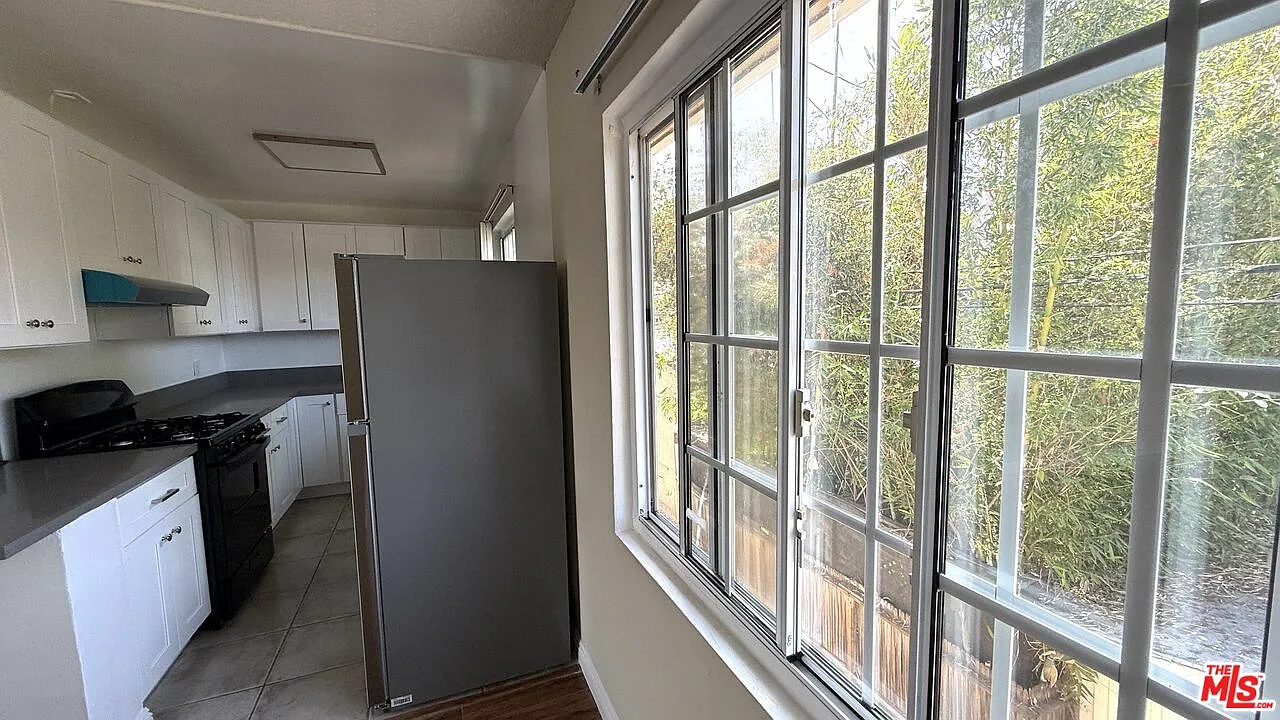 443 S Wilton Pl — Photo 4