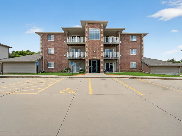 4130 100th St APT 9, Urbandale, IA 50322