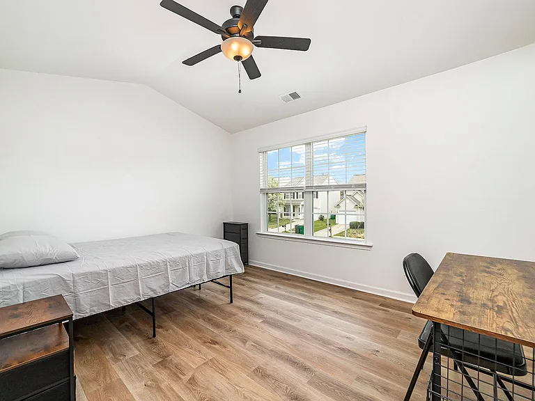 Queen, desk, Walk-in closet and bathroom