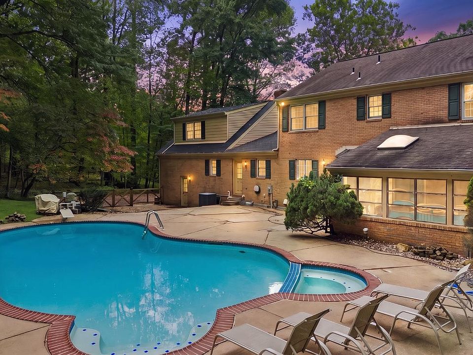 1st image of 300 Stonehurst Rd