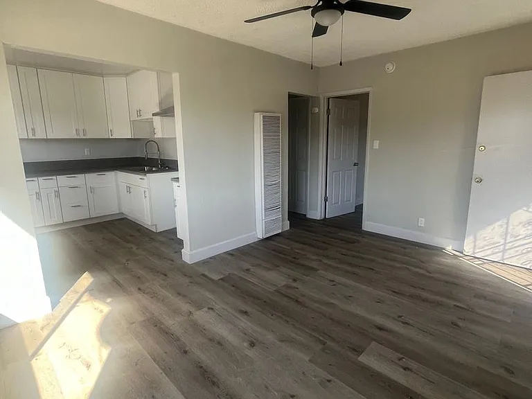 8460 S Avalon Blvd — Photo 2