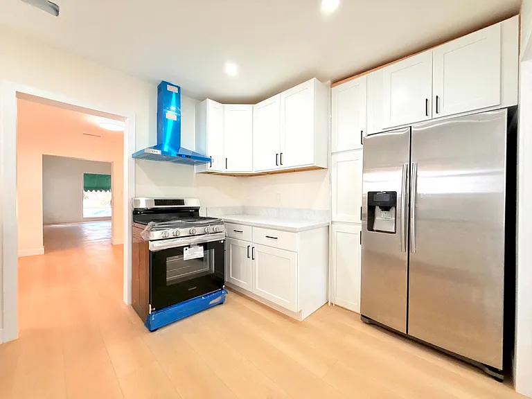 6130 Whitsett Avenue — Photo 11