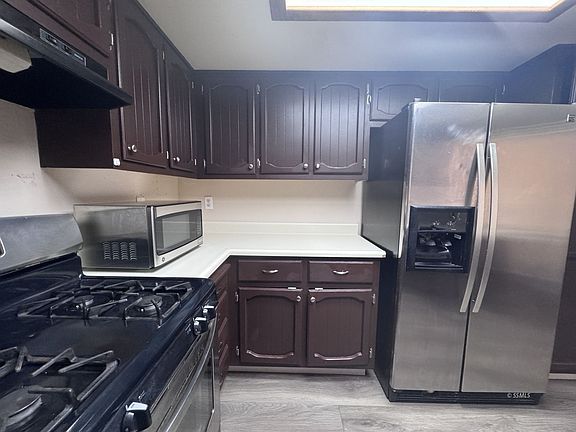 3rd image of 625 Lakeview Ct