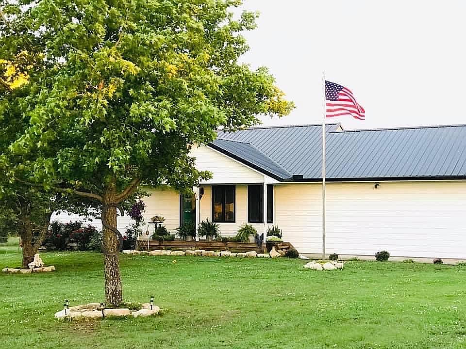 Mature trees & landscaping 