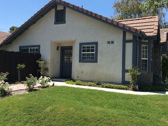 Entry with gate to side yard