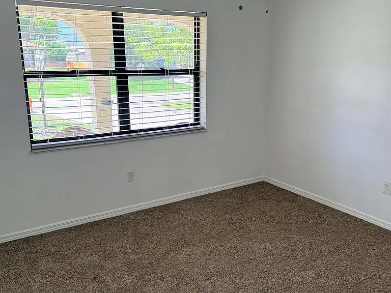 508 NE Azalea Ave — Photo 4