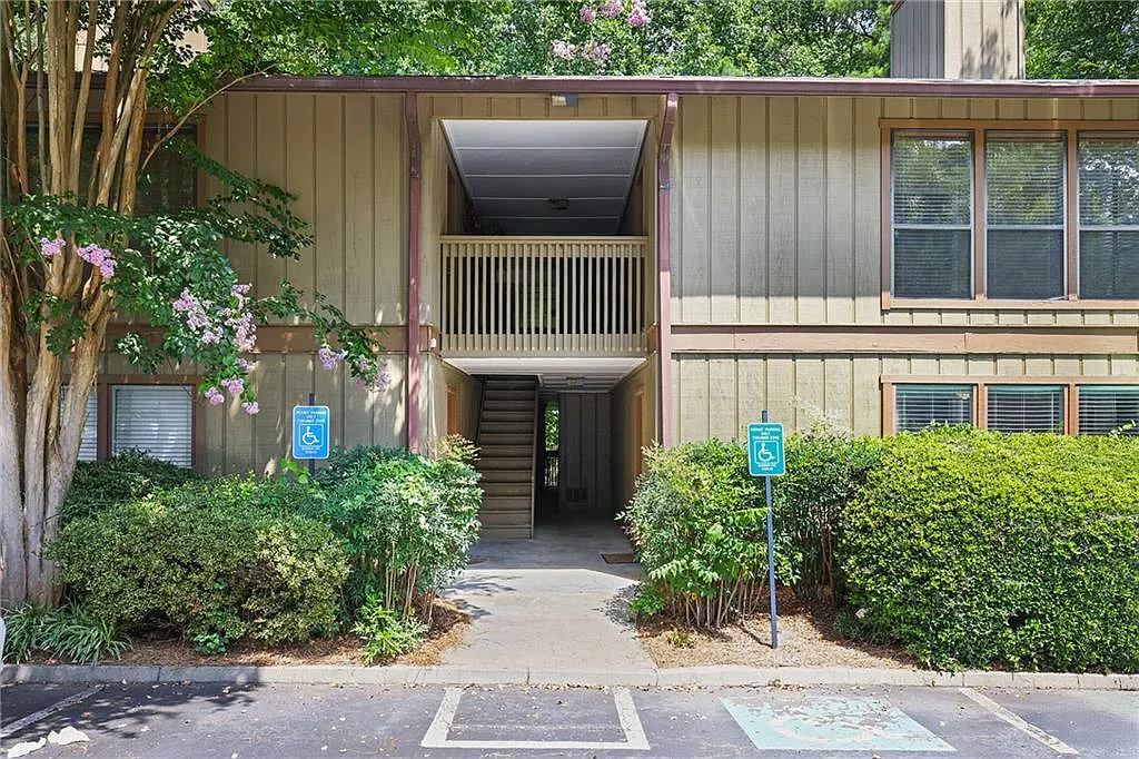 1 bed, 1.0 bath, 1002 sqft, $1,400 — Photo 1