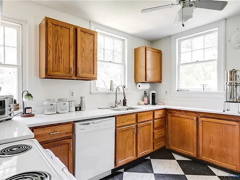 1025 Taylor Ave — Photo 10