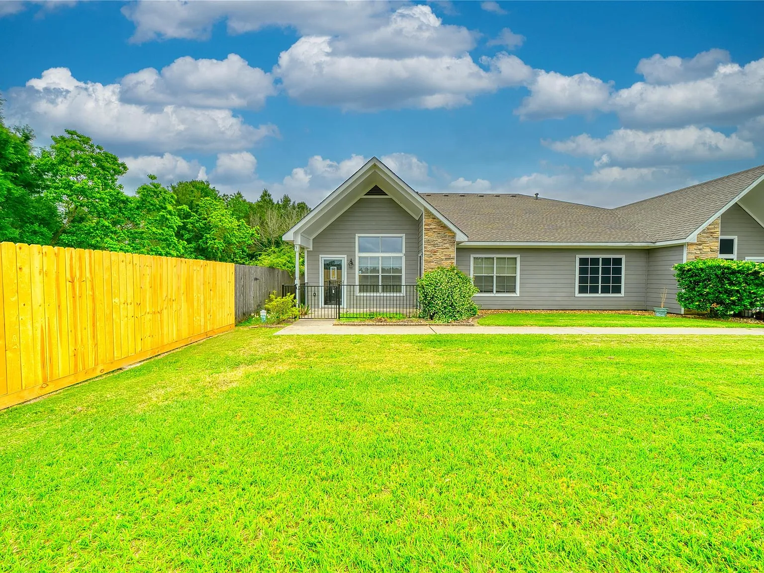 2 bed, 1.0 bath, 1200 sqft, $1,800 — Photo 2