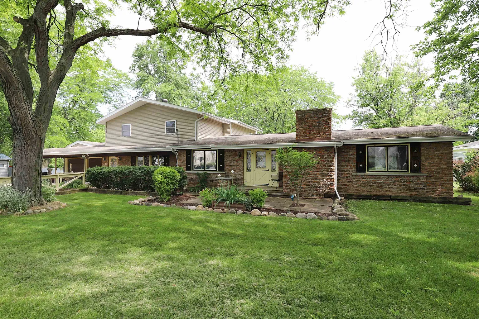 2065 Owosso Ave photo 1
