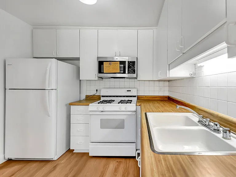 22135 Burbank Blvd #4 — Photo 11