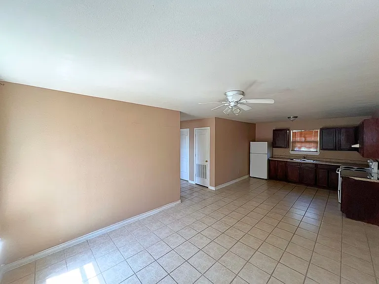 418 W Plum St — Photo 6