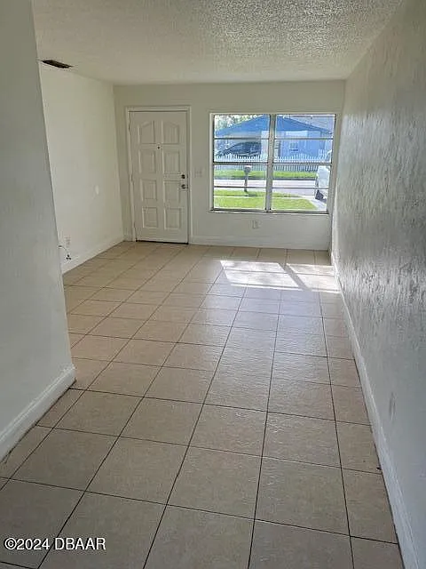 3 bed, 2.5 bath, 988 sqft, $1,800 — Photo 3