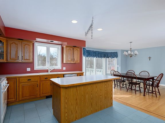 5th image of 779 Willard St