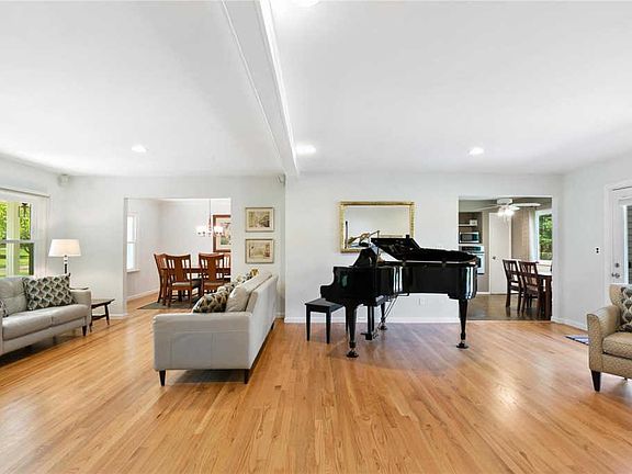 5th image of 140 Wild Oak Ct