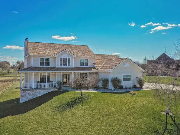 8773 Country Shire Ln, Spring Grove, IL 60081