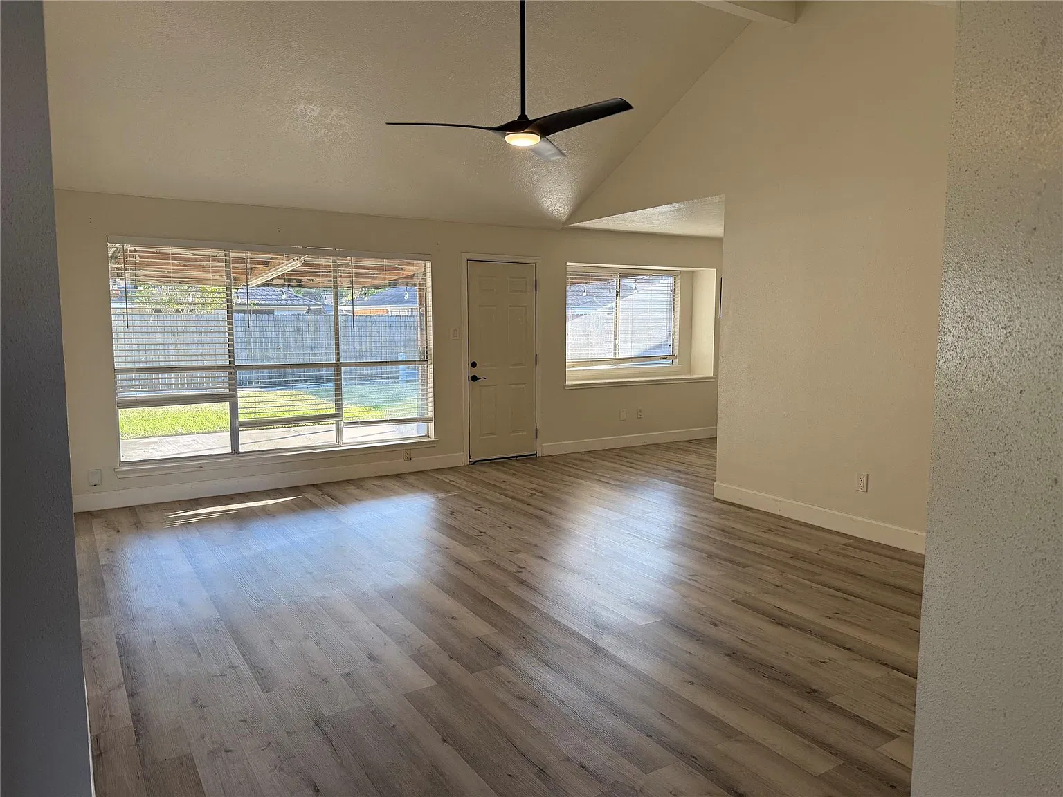 3 bed, 2.0 bath, 1223 sqft, $1,900 — Photo 3