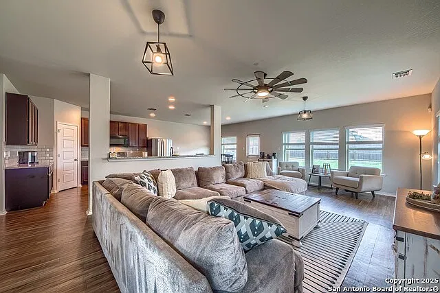 4 bed, 2.5 bath, 2422 sqft, $2,000 — Photo 4