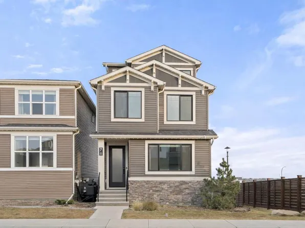 76 E Lucas Cmn NW, Calgary, AB T3P 2B4