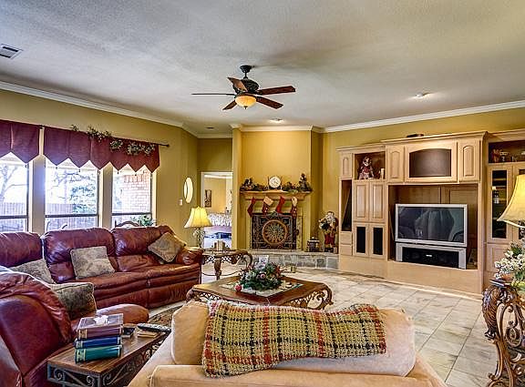 3rd image of 904 Canterbury Ln