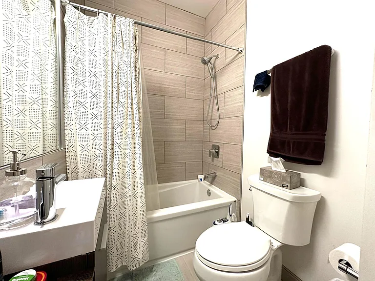 1044 W School St #2F — Photo 14