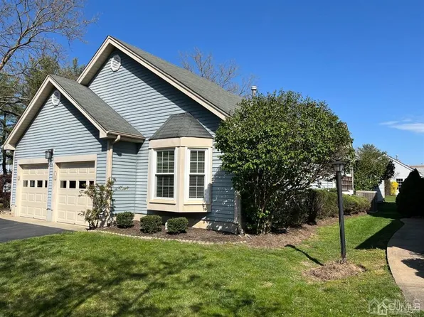1 Edinburgh Dr, Monroe Township, NJ 08831