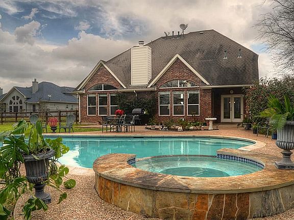 2nd image of 3527 Woodbine Dr