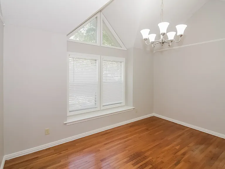 2224 Burlingate Dr — Photo 6