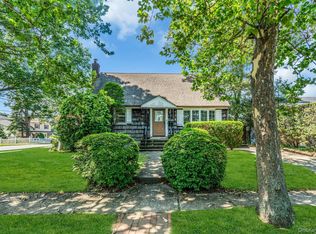 42 Summit St, Plainview, NY 11803