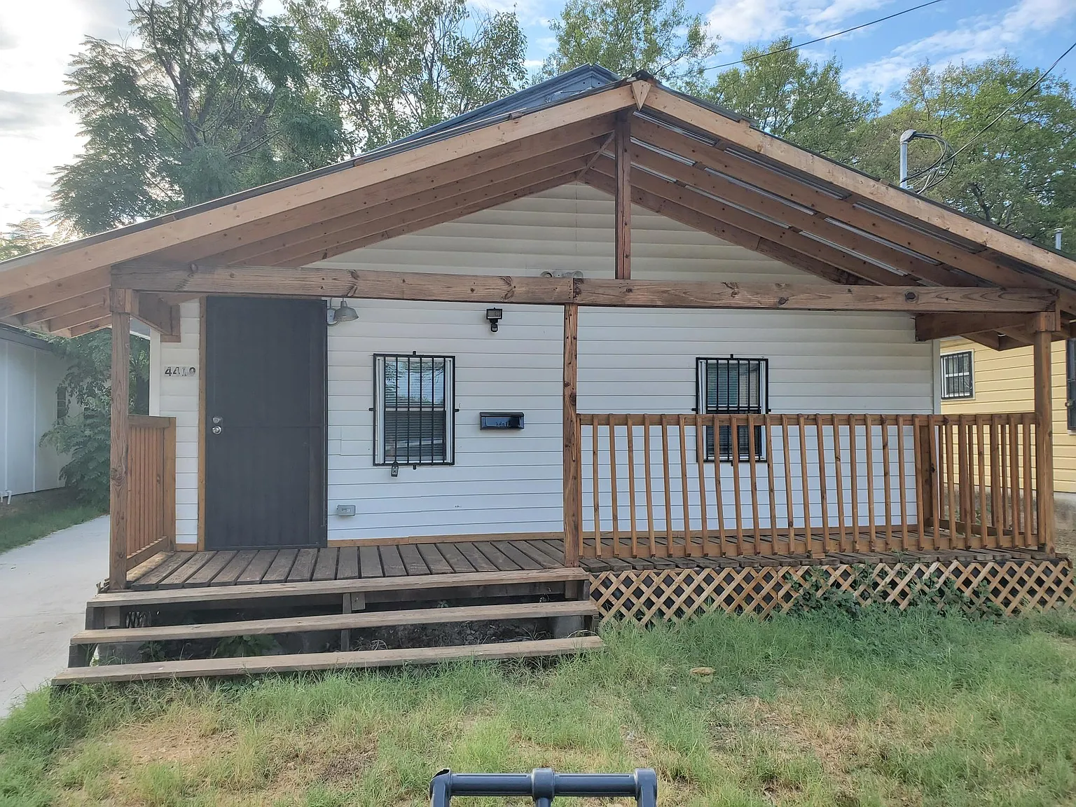 4419 Jamaica St — Photo 1