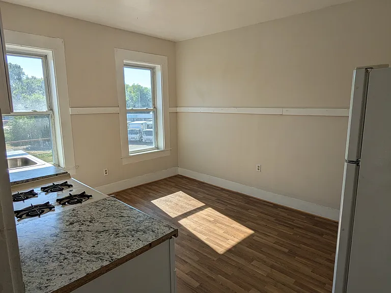 32 Bridge St #4 — Photo 4