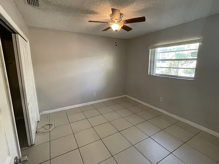 716 SW 16th Ave — Photo 3