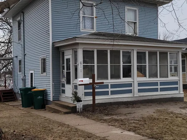611 2nd St SE, Independence, IA 50644