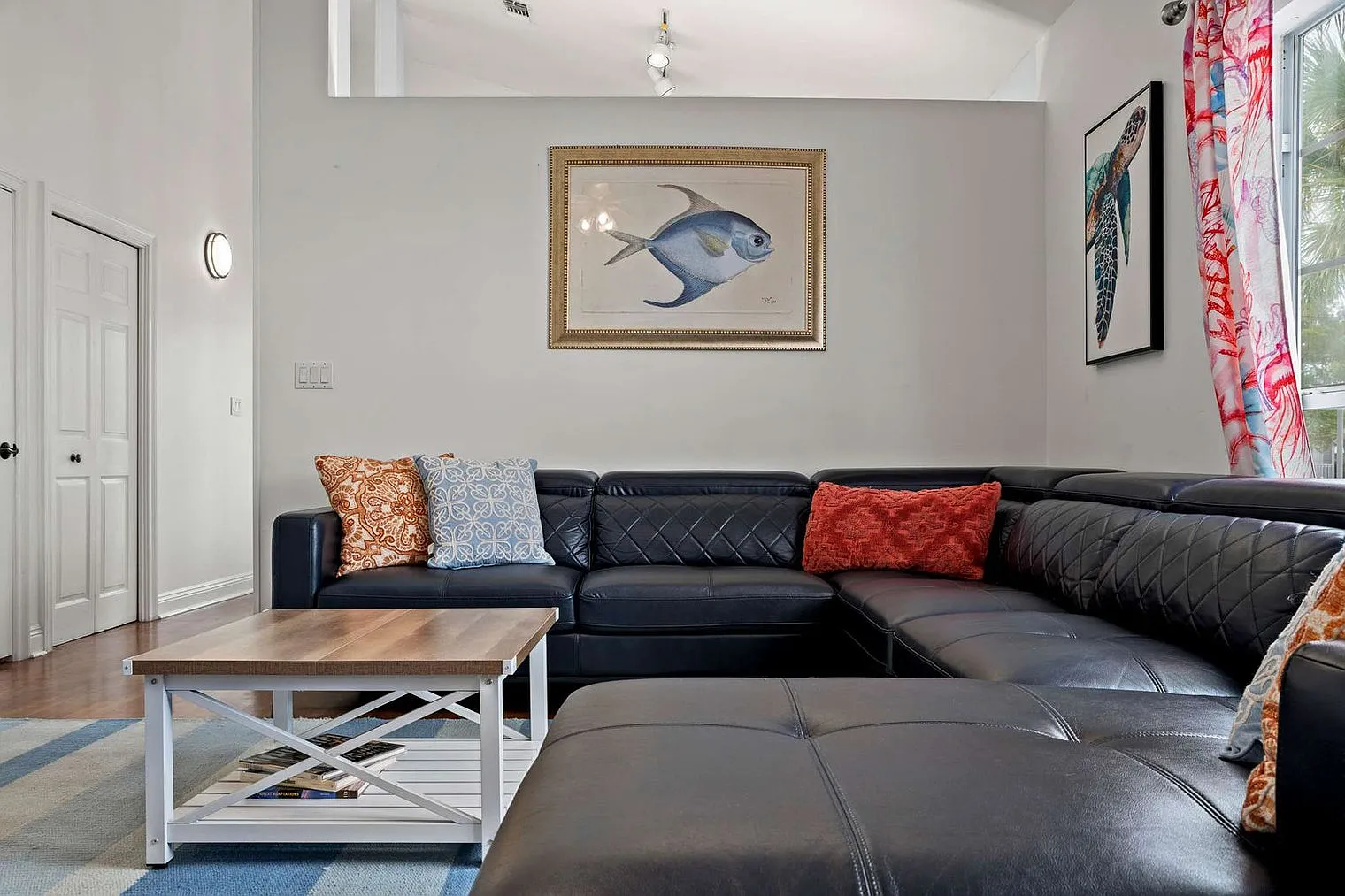 7 bed, 6.0 bath, 3293 sqft, $5,018 — Photo 3