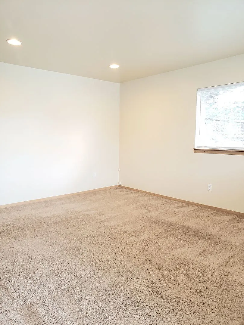 591 Eastmont — Photo 4