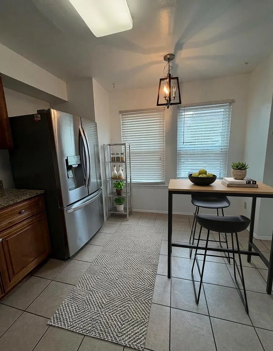 3 bed, 2.5 bath, 1387 sqft, $2,100 — Photo 3